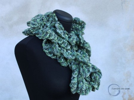 sciarpa in lana rouche verde all'uncinetto